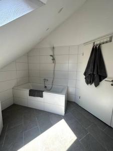 a bathroom with a sink and a bath tub at Strahlende Wohlfühloase in Marktheidenfeld