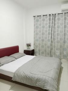 - une chambre avec un lit et une fenêtre avec des rideaux dans l'établissement Gallata Two Bedroom Street View, à Port Dickson