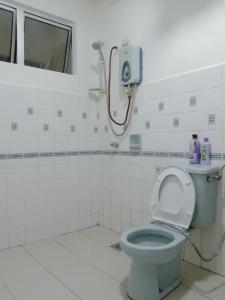La salle de bains est pourvue de toilettes et d'une douche. dans l'établissement Gallata Two Bedroom Street View, à Port Dickson