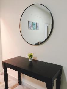 un tavolo nero con uno specchio sul muro di Gallata Two Bedroom Street View a Port Dickson