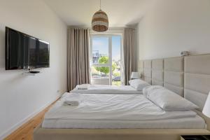Posteľ alebo postele v izbe v ubytovaní Grand Apartments - Apartament Tre Mare - By the sea