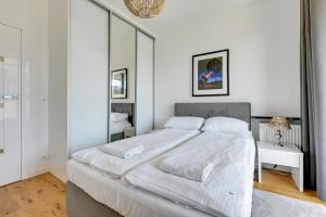 Posteľ alebo postele v izbe v ubytovaní Grand Apartments - Apartament Tre Mare - By the sea