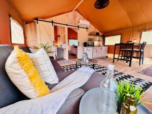 Zona d'estar a Tropical glamping with hot tub