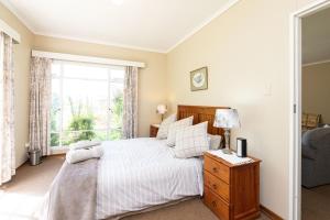 um quarto com uma cama e uma janela em Lowestoffe Country Lodge - Trout em Hogsback