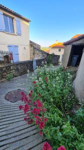 Vonkajšia záhrada v ubytovaní Le Bocage gîte 90m2 chaleureux à 4 min du Puy du Fou