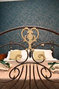 1 cama con marco de metal en un dormitorio en B&B Carlo V - House Hotel en Capua