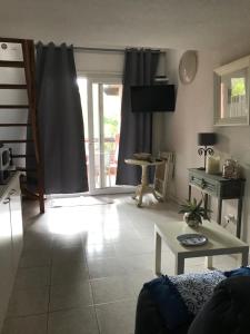 Khu vực ghế ngồi tại Mini villa pour 4 a 300M de la plage avec piscine