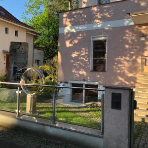 dom z metalową poręczą przed nim w obiekcie 42up Berlin Pankow w Berlinie