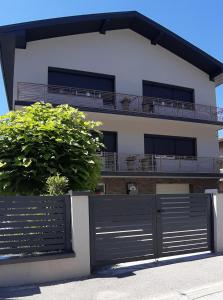 ein Haus mit einem schwarzen Tor davor in der Unterkunft Apartments Jack in Bihać