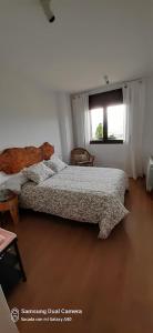 a bedroom with a bed and a window at Apartamento boutique in Talarn
