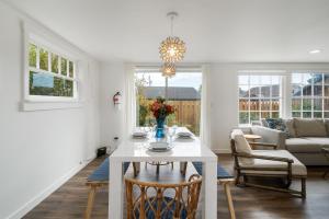 un salon blanc avec une table et des chaises dans l'établissement Hummingbird Cottage-MCA #50070, à Manzanita