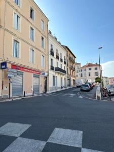 an empty street in a city with buildings at Charmant studio centre ville Cannes in Cannes
