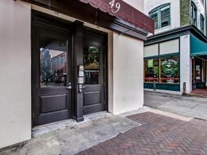 Un par de puertas a una tienda en una calle en Broughton Corner Loft, en Savannah