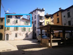 Blick auf eine Straße mit Gebäuden und einem Auto in der Unterkunft La Piazzetta in Iseo