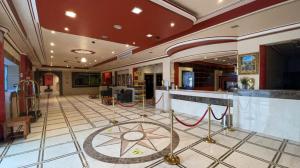um lobby com uma roda no chão em Al Mansour Grand Hotel em Hafr Al-Batin