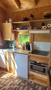 una pequeña cocina con fogones y fregadero en lodge sibylle, en Soubey