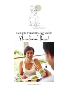 uma mulher sentada à mesa a comer comida em La Vie Eau Naturelle em Sembrancher