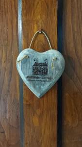 una borsa blu appesa ad una porta di legno di Outlander Cottage - Family B&B a Bentivoglio