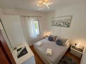 una piccola camera da letto con letto e cuscini blu di Apartment Merlin a Bol