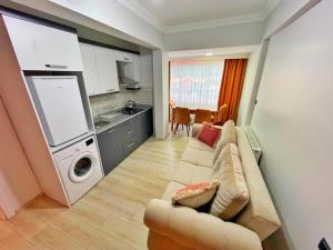 un soggiorno con divano e cucina di EYMEN APARTMENTS a Uzungöl Altre 6 foto