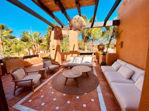 une terrasse avec un canapé, une table et des chaises dans l'établissement Luxury 4 BD Penthouse with Private Pool by Hostlovers, à Marbella