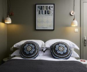 um quarto com uma cama com duas almofadas em Timbrell's Yard em Bradford on Avon