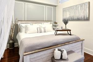 - une chambre avec un grand lit et une table dans l'établissement Above Broughton St 3015B, à Savannah