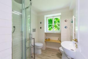 アナカプリにあるVilla delle Ninfee by Napoliapartmentsのシャワー、トイレ、洗面台を備えたバスルーム +63枚の写真
