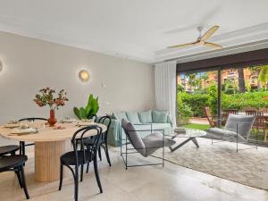 ein Wohnzimmer mit einem Tisch, Stühlen und einem Sofa in der Unterkunft Casa las Salinas in Marbella
