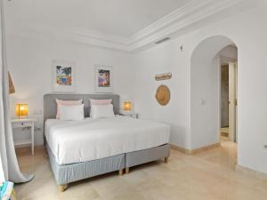 ein weißes Schlafzimmer mit einem großen Bett in einem Zimmer in der Unterkunft Casa las Salinas in Marbella
