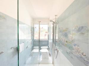 uma casa de banho branca com um WC e uma janela em [Attico vista mare] ascensore in casa - WiFi - parcheggio gratis em Borghetto Santo Spirito