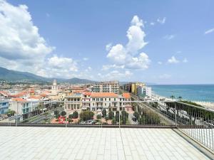 uma vista para uma cidade com o oceano e edifícios em [Attico vista mare] ascensore in casa - WiFi - parcheggio gratis em Borghetto Santo Spirito