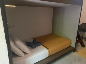 ein Schlafzimmer mit einem Bett mit blauer Blume darauf in der Unterkunft Lexias Hostel and Workspace - Siargao in Catagnan