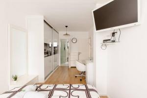 Charming Unit with Pool and Great Amenities的电视和/或娱乐中心