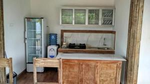 eine Küche mit einer Theke und einem Kühlschrank in der Unterkunft Private room in Damar Bali Guest house in Kerobokan