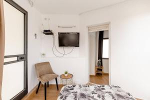 Charming Unit with Pool and Great Amenities的电视和/或娱乐中心