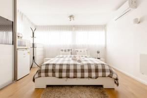 Charming Unit with Pool and Great Amenities客房内的一张或多张床位