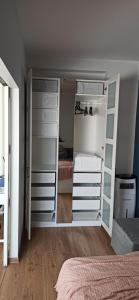 Postel nebo postele na pokoji v ubytování Trendy Kentmanni, city center apartment