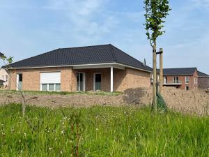 una casa que se está construyendo en un campo con en Ferienhaus RELAX en Büsum