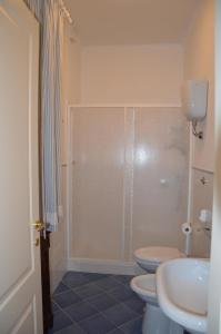 a bathroom with a shower and a toilet and a sink at Agriturismo Tenuta Buon Respiro in Orvieto