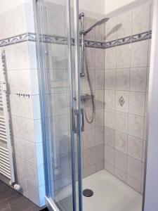 eine Dusche mit Glastür im Bad in der Unterkunft Idyllische Ferienwohnung Schmidt 9226 - Burg in Fehmarn