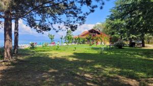 een park met een huis en de oceaan op de achtergrond bij Villa art colony in Ohrid