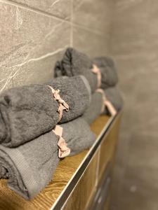 eine Reihe von Handtüchern auf einem Regal in einem Badezimmer in der Unterkunft Apartamenty Kalisz Pomorski in Kalisz Pomorski