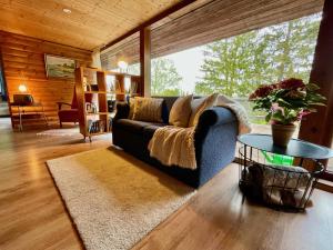 Un lugar para sentarse en Laimjala Guesthouse with a Cozy Lounge and Terrace