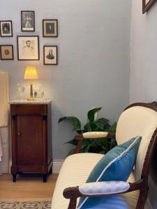 sala de estar con silla y mesa con lámpara en Burlamacchi Villas, en Bagni di Lucca
