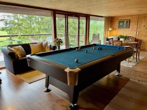 Biliardo stalas apgyvendinimo įstaigoje Laimjala Guesthouse with a Cozy Lounge and Terrace