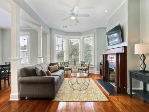 Μια τηλεόραση ή/και κέντρο ψυχαγωγίας στο Lafayette Row Unit 2