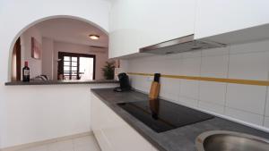 een keuken met een wastafel en een aanrecht bij Sea Apartment 4082 in Torrevieja