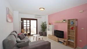 een woonkamer met een bank en een tv bij Sea Apartment 4082 in Torrevieja