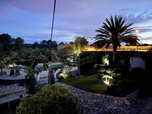 a view of a garden at night at Le n°X in Congéniès